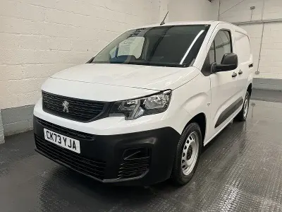 Begagnad Peugeot Partner Premium 131 HK (96 kW) 2023 Vit Minibuss