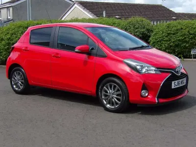Used Toyota Yaris 99 HP (72 kW) 2016 Red Hatchback