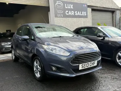 Usado Ford Fiesta Zetec 2013 Gris Utilitario