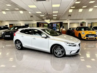 Gebraucht Volvo V40 R-Design Pro 190 PS (139 kW) 2017 Silber Kleinwagen