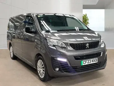 Używany Peugeot e-Expert Premium 100 kW (136 KM) 2023 Szary Van