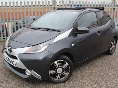 Usado Toyota Aygo X-clusiv 69 CV (50 kW) 2016 Gris Utilitario
