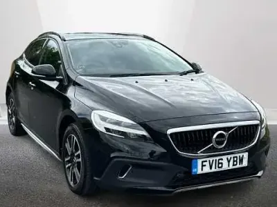 Gebraucht Volvo V40 118 PS (86 kW) 2016 Schwarz Kleinwagen