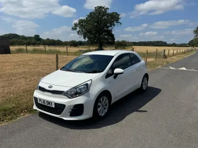 Used Kia Rio 84 HP (61 kW) 2016 White Hatchback