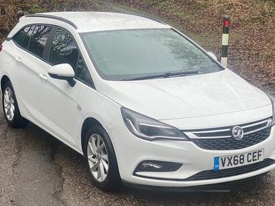Used Vauxhall Astra Design Edition 136 HP (100 kW) 2018 White Estate