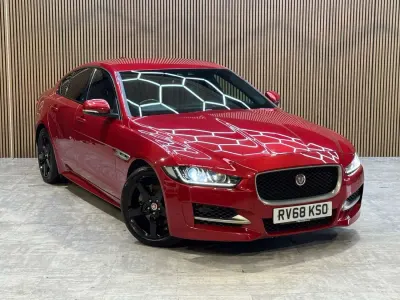 Usado Jaguar XE R-Sport 180 HP (132 kW) 2018 Vermelho Sedan