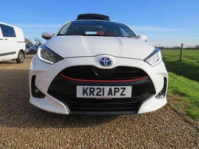Used Toyota Yaris Hybrid Design 114 HP (83 kW) 2021 White Hatchback