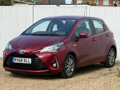 Used Toyota Yaris 100 HP (73 kW) 2018 Red Hatchback