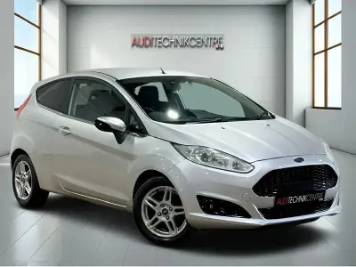 Usado Ford Fiesta Zetec 82 HP (60 kW) 2014 Prateado Citadino