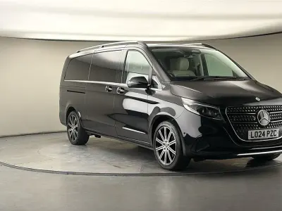 Usado Mercedes V220 Premium 163 HP (119 kW) 2024 Preto Monovolume