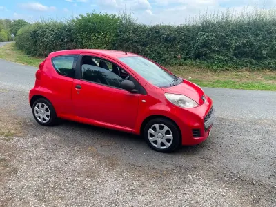 Used Peugeot 107 68 HP (50 kW) 2011 Red Hatchback