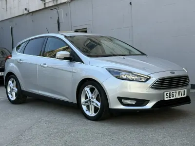 Usado Ford Focus Zetec 125 HP (91 kW) 2017 Prateado Citadino