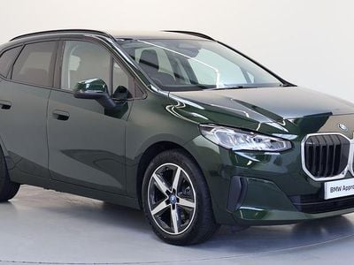 Begagnad BMW 225 Active Tourer Sport Line 242 HK (177 kW) 2025 Grön Minibuss