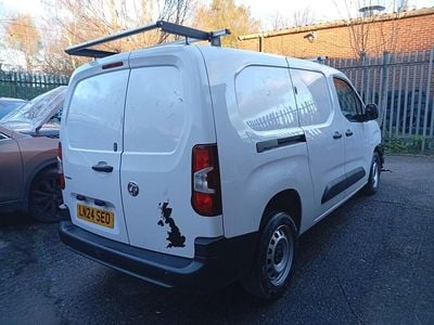 Second-hand Vauxhall Combo 100 CP (73 kW) 2024 Alb Monovolum