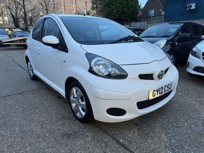 Gebraucht Toyota Aygo 68 PS (50 kW) 2012 Weiß Kleinwagen