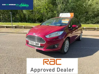 Begagnad Ford Fiesta Titanium 2013 Röd Halvkombi
