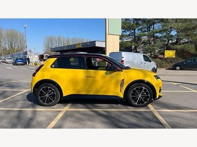 Used Renault R5 Iconic 89 kW (122 HP) 2025 Additional twotone metallic  pop yellow with bla  Hatchback