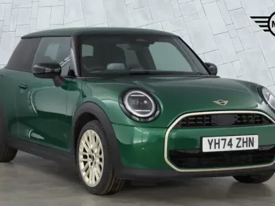 Begagnad Mini Cooper Hatch 154 HK (113 kW) 2024 Grön Halvkombi