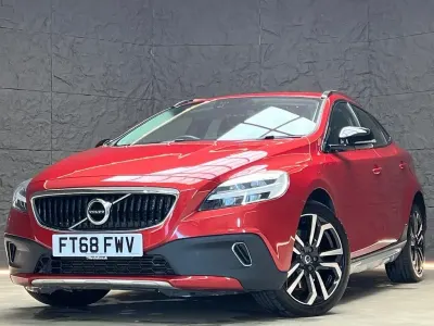 Usado Volvo V40 Pro 152 CV (111 kW) 2019 Rojo Utilitario