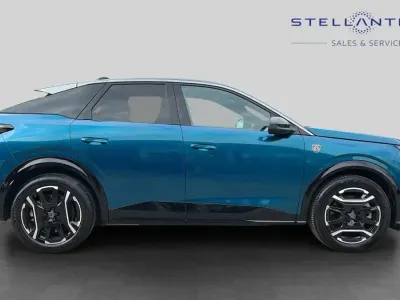 Używany Peugeot e-3008 GT 152 kW (207 KM) 2025 Niebieski SUV