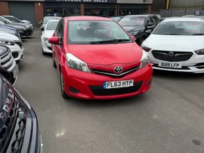 Begagnad Toyota Yaris 101 HK (74 kW) 2013 Röd Halvkombi