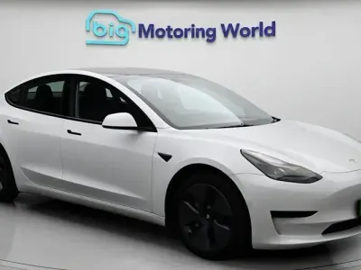 Begagnad Tesla Model 3 Standard Range Plus 222 kW (302 HK) 2021 Vit Sedan