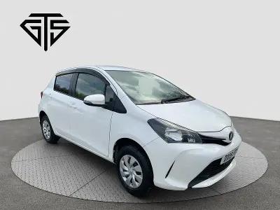 Begagnad Toyota Yaris 2024 Vit Halvkombi