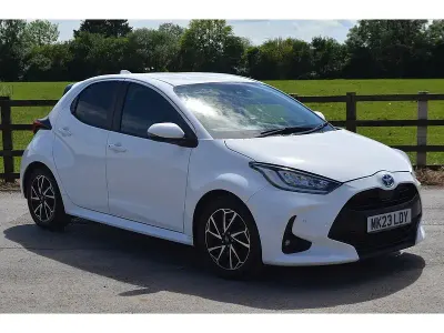 Second-hand Toyota Yaris Hybrid Design 2023 Alb Hatchback