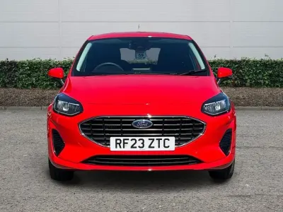 Begagnad Ford Fiesta Titanium 2023 Röd Halvkombi