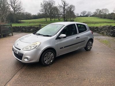 Silver Used 2011 Renault Clio II Hatchback | £1,450 (Good price)