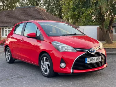 Used Toyota Yaris 101 HP (74 kW) 2014 Red Hatchback