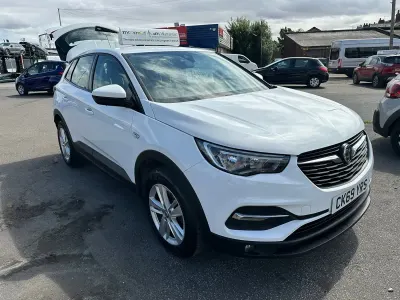 Used Vauxhall Grandland X S 130 HP (95 kW) 2019 White SUV