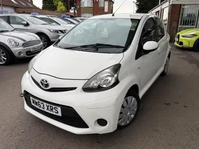 Gebraucht Toyota Aygo 68 PS (50 kW) 2013 Weiß Kleinwagen