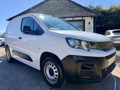 Begagnad Peugeot Partner Premium 131 HK (96 kW) 2023 Vit Minibuss