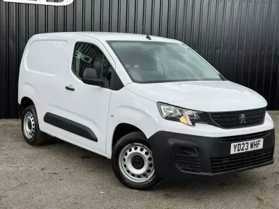 Begagnad Peugeot Partner Premium 102 HK (75 kW) 2023 Vit Minibuss