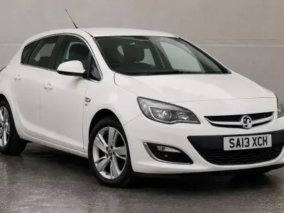 Used Vauxhall Astra SRi 100 HP (73 kW) 2013 White Hatchback