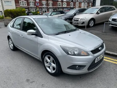 Begagnad Ford Focus Zetec 2008 Silver Halvkombi