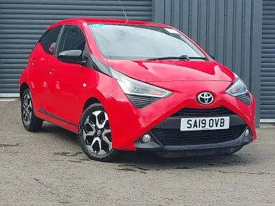 Usado Toyota Aygo Trend 72 CV (52 kW) 2019 Rojo Utilitario