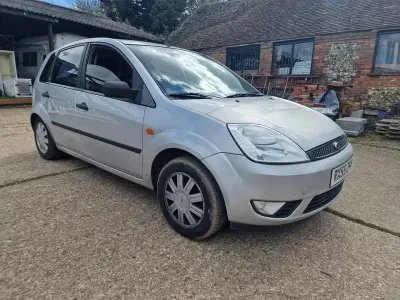 Usado Ford Fiesta Ghia 2005 Prateado Citadino