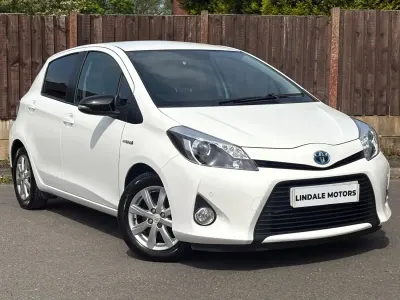 Używany Toyota Yaris Hybrid Plus 2014 Biały Hatchback