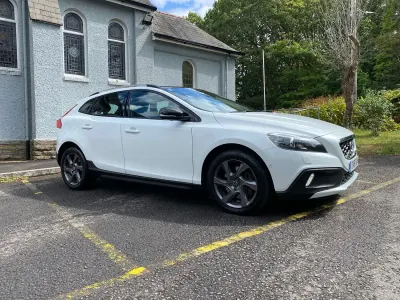 Used Volvo V40 120 HP (88 kW) 2016 White Hatchback