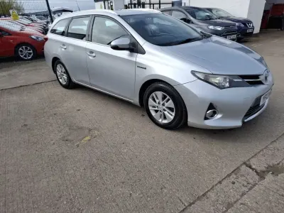 Usado Toyota Auris Hybrid 136 HP (100 kW) 2013 Prateado Carrinha