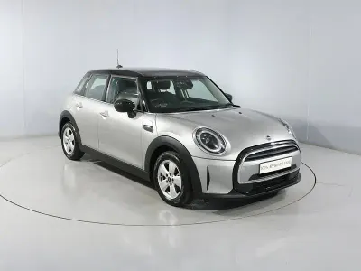 Usado Mini Cooper Classic 134 HP (98 kW) 2023 Prateado Citadino