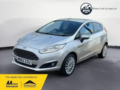 Begagnad Ford Fiesta Titanium 105 HK (77 kW) 2013 Silver Halvkombi