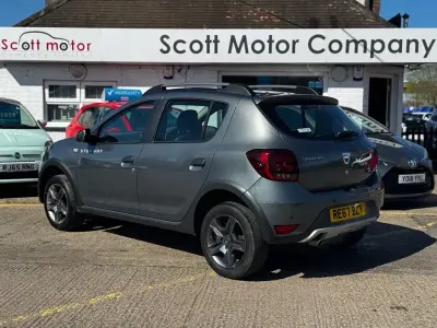 Usado Dacia Sandero Stepway 90 CV (66 kW) 2017 Gris Utilitario