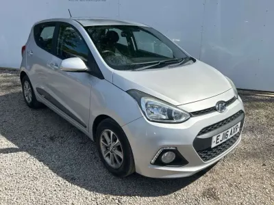 Usado Hyundai i10 Premium 67 HP (49 kW) 2016 Prateado Citadino