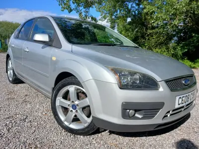Usado Ford Focus Zetec 125 CV (91 kW) 2008 Plateado Utilitario