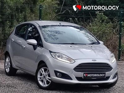 Usado Ford Fiesta Zetec 82 HP (60 kW) 2017 Prateado Citadino
