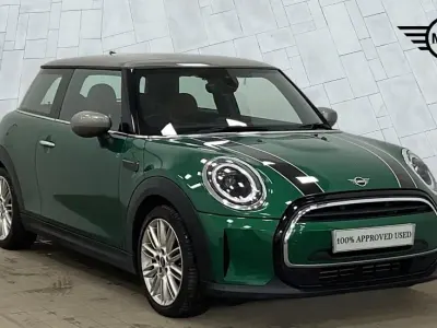Begagnad Mini Cooper Exclusive 136 HK (100 kW) 2023 Grön Halvkombi