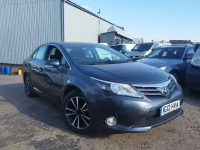 Usado Toyota Avensis 147 HP (108 kW) 2012 Cinzento Sedan